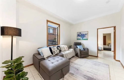 Summer Hill House | Cheerful three Bedroom house close to City