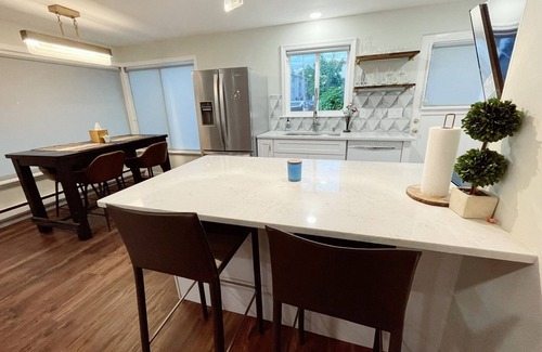 Haller Lake House | Cheerful two bedroom house with a beautiful backyard
