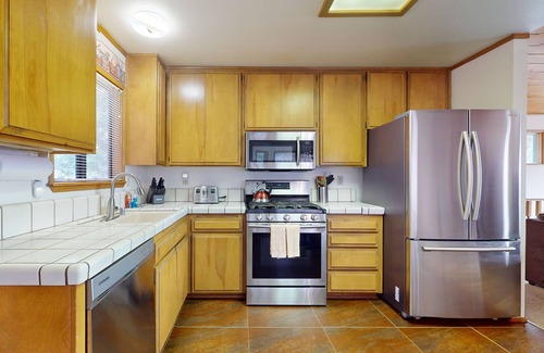 Arrowhead Villas Cabin | Cheery cabin with gas grill, patio, deck, outdoor space, & near lake