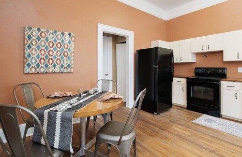 University Heights House | Cheery Downtown Duplex- 2 BR- Close to UF/ Shands