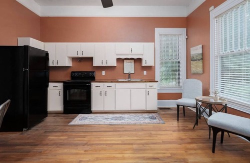 University Heights House | Cheery Downtown Duplex- 2 BR- Close to UF/ Shands