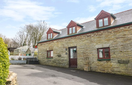 Llandysul Cottage | CHERRY COTTAGE, pet friendly, with hot tub in Newcastle Emlyn