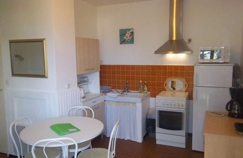 La Roche-Posay House | Cherry Lodge - Les Lauriers 1 Bed Apartment With Private Garden And Pool