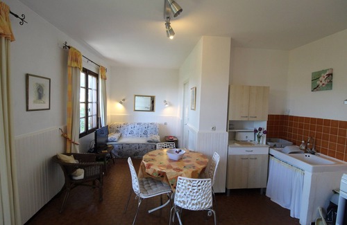 La Roche-Posay House | Cherry Lodge - Les Lauriers 1 Bed Apartment With Private Garden And Pool