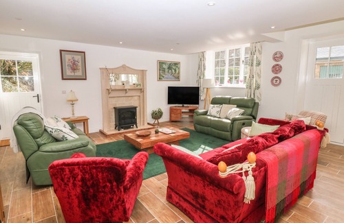 Hollow Meadows Cottage | CHESTNUT COTTAGE, pet friendly, with a garden in Stocksbridge