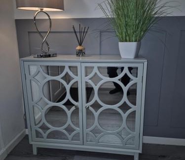 Halesowen House | "Chez Nous" Perfect for contractors or families Sleeps 8