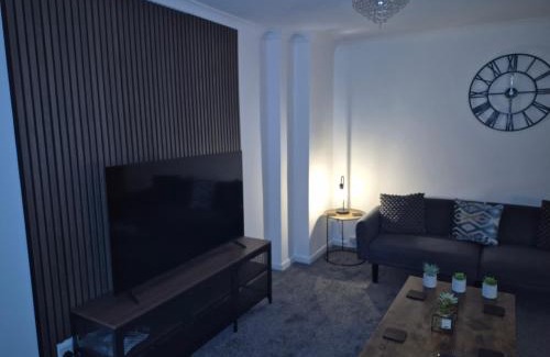 Halesowen House | "Chez Nous" Perfect for contractors or families Sleeps 8