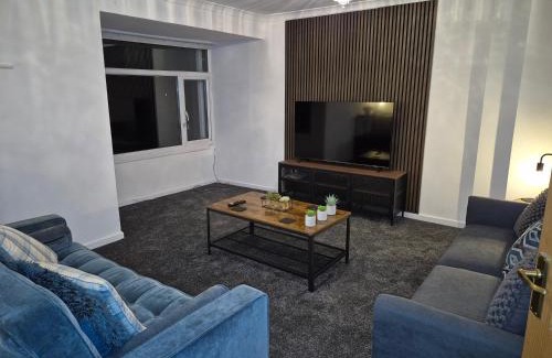 Halesowen House | "Chez Nous" Perfect for contractors or families Sleeps 8