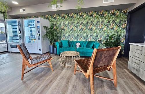 Poplar Apartment | Chic 1BR Old City Apt with King Bed, City View, and Gym