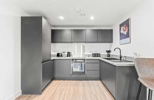 Vauxhall Apartment | Chic 2-Bed City Centre Apartment, Family-Friendly with Parking & Wi-Fi, Accommodates 4