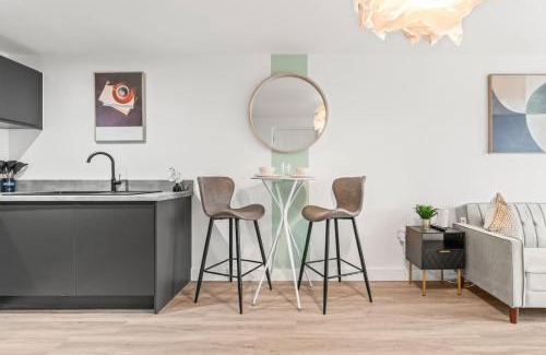 Vauxhall Apartment | Chic 2-Bed City Centre Apartment, Family-Friendly with Parking & Wi-Fi, Accommodates 4