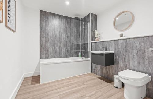 Vauxhall Apartment | Chic 2-Bed City Centre Apartment, Family-Friendly with Parking & Wi-Fi, Accommodates 4
