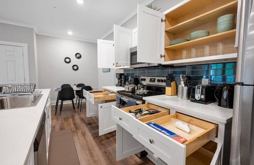 Port Wentworth Apartment | Chic 2-bedroom apartment with AC, fitness room, WiFi, pool - B