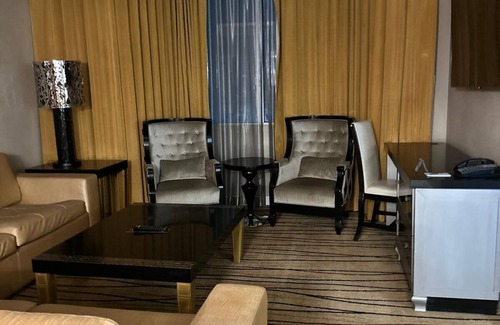 Las Vegas Apartment | Chic 2-bedroom hotel suite with AC, WiFi in vibrant Las Vegas