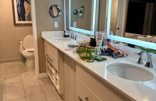Las Vegas Apartment | Chic 2-bedroom hotel suite with AC, WiFi in vibrant Las Vegas