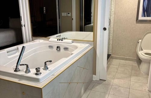 Las Vegas Apartment | Chic 2-bedroom hotel suite with AC, WiFi in vibrant Las Vegas