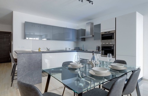 Ta' Xbiex Apartment | Chic 2BR Apartment, Ideal Location