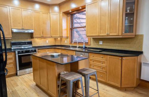 La Petite-Patrie Apartment | Chic 2BR near Little Italy - 5mins to Metro
