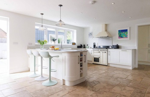 Bosham House | Chic 4-Bed Coastal Retreat in Heart of Bosham