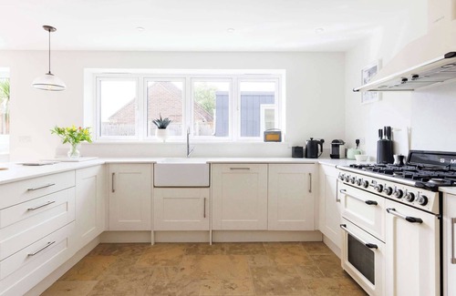 Bosham House | Chic 4-Bed Coastal Retreat in Heart of Bosham