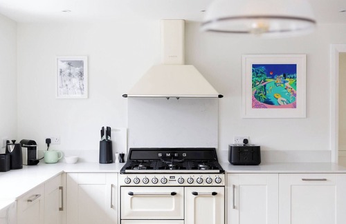 Bosham House | Chic 4-Bed Coastal Retreat in Heart of Bosham