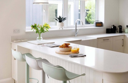 Bosham House | Chic 4-Bed Coastal Retreat in Heart of Bosham