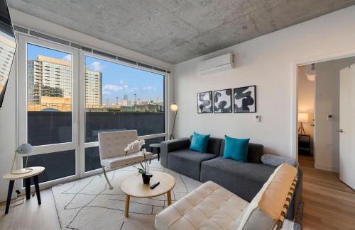 River North Hotel | Chic 4-Bedroom with Skyline Views & Amenities