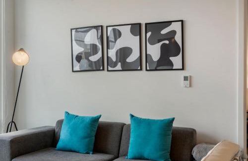 River North Hotel | Chic 4-Bedroom with Skyline Views & Amenities