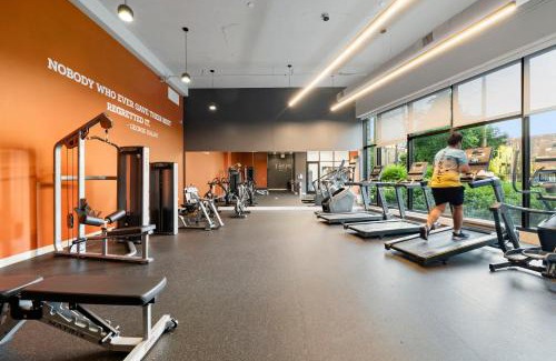 River North Hotel | Chic 4-Bedroom with Skyline Views & Amenities