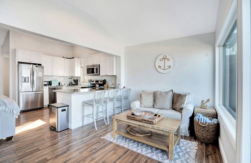 Wading River House | Chic Beach House Waterfront, Vineyards, Hot Tub