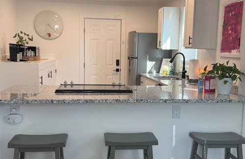 Northside Cottage | Chic Cozy 2 bedroom Cottage in Chapel Hill with AC and private parking