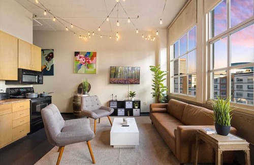 West Main Historic District House | Chic Downtown King Suite~Free Parking~A+ Location