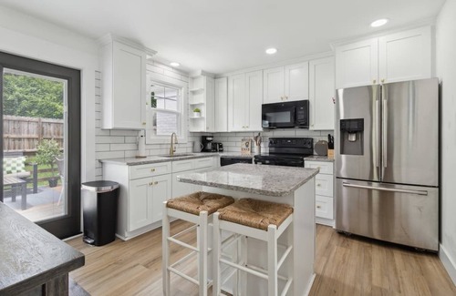 Merry Oaks House | Chic Retreat Near Airport & Downtown Nashville by RedAwning