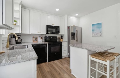 Merry Oaks House | Chic Retreat Near Airport & Downtown Nashville by RedAwning