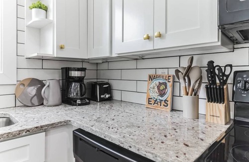 Merry Oaks House | Chic Retreat Near Airport & Downtown Nashville by RedAwning