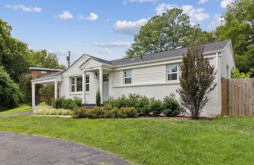 Merry Oaks House | Chic Retreat Near Airport & Downtown Nashville by RedAwning