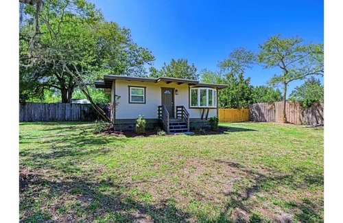 Fruitville House | Chic rustic renovated cottage in Sarasota