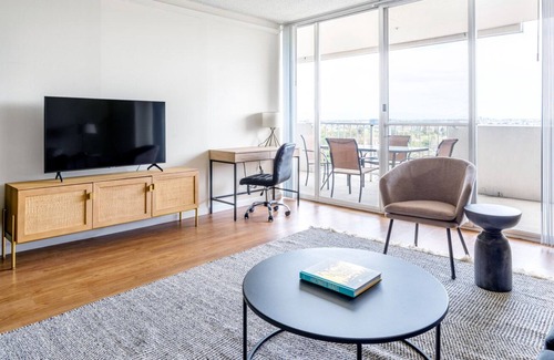 Central San Mateo Apartment | Chic San Mateo 1BR w/ W/D, Pool, Parking, walk to Caltrain, by Blueground