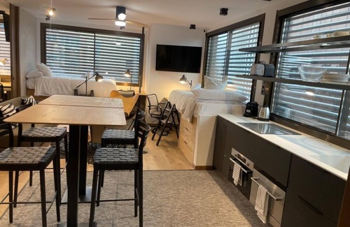 Cuatro Caminos Apartment | Chic Studio Loft with City Views & Rooftop Pool