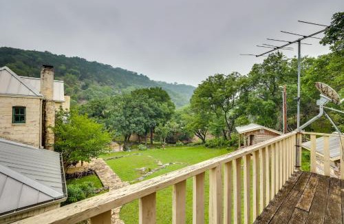 Tarpley Apartment | Chic Tree House Studio about 24 Mi to Bandera!