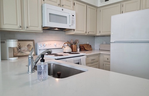 Quail Creek Condo | Chic, well-appointed 1-bedroom poolside condo with loft