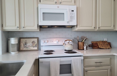 Quail Creek Condo | Chic, well-appointed 1-bedroom poolside condo with loft