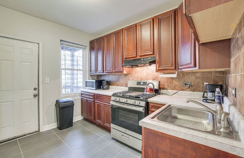 Greater Grand Crossing Apartment | Chicago Apt 3 Mi to Lake Michigan!