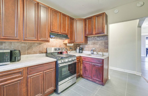 Greater Grand Crossing Apartment | Chicago Apt 3 Mi to Lake Michigan!