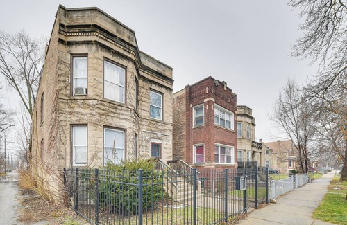 Greater Grand Crossing Apartment | Chicago Apt 3 Mi to Lake Michigan!