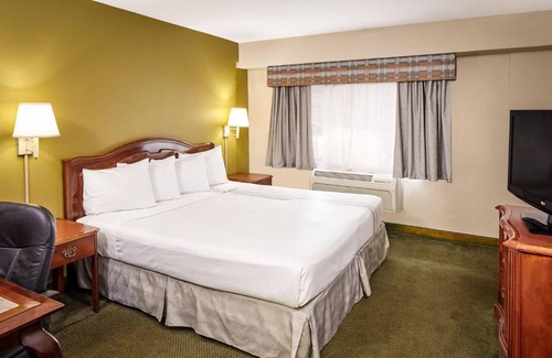 Indian Village Hotel | Chicago Lakeshore Hotel