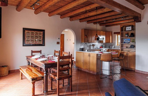 Taos House | Children's Playroom, Fragrance-Free, All-Organic, 4 Patios, Hot Tub, in El Prado