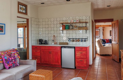 Taos House | Children's Playroom, Fragrance-Free, All-Organic, 4 Patios, Hot Tub, in El Prado