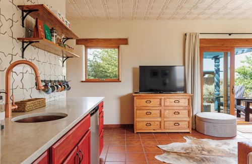 Taos House | Children's Playroom, Fragrance-Free, All-Organic, 4 Patios, Hot Tub, in El Prado