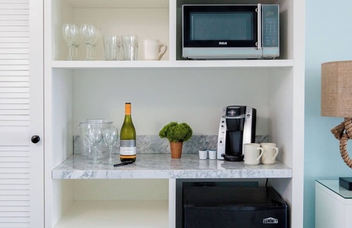 Cape May Hotel | Chill by the Coast – Beach Tents, Poolside Fun & Local Attractions Nearby